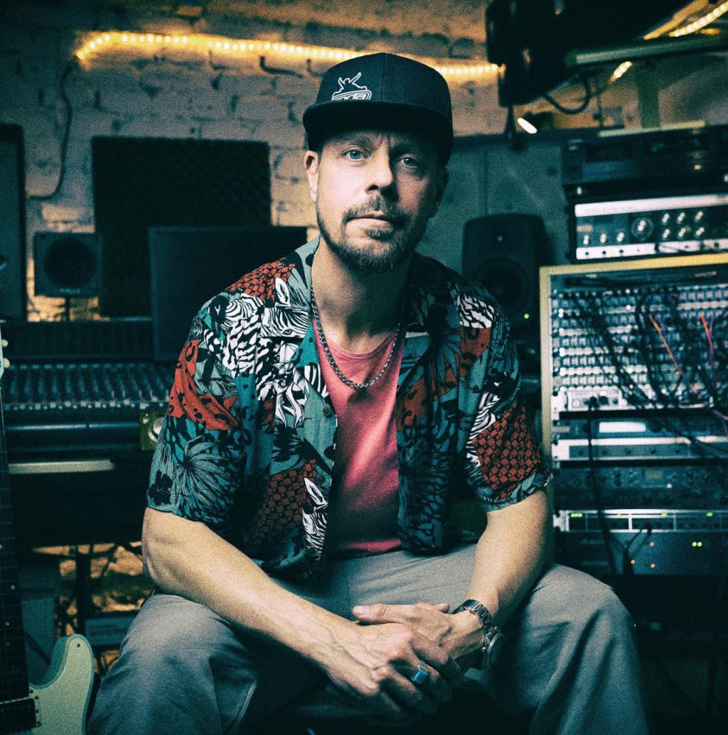 Analog Traveler: Crafting Sonic Journeys in Electronic Realms