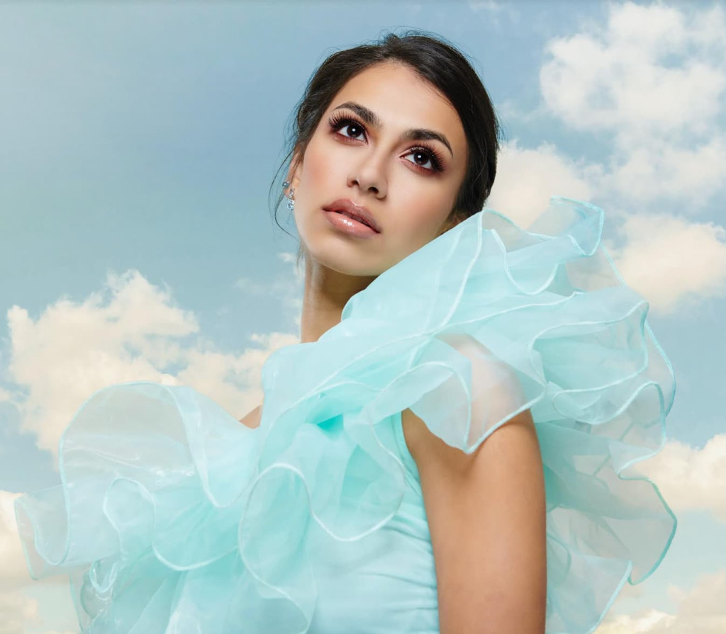 Sophie Naglik: From London's Theatrical Stages to Atmospheric Pop