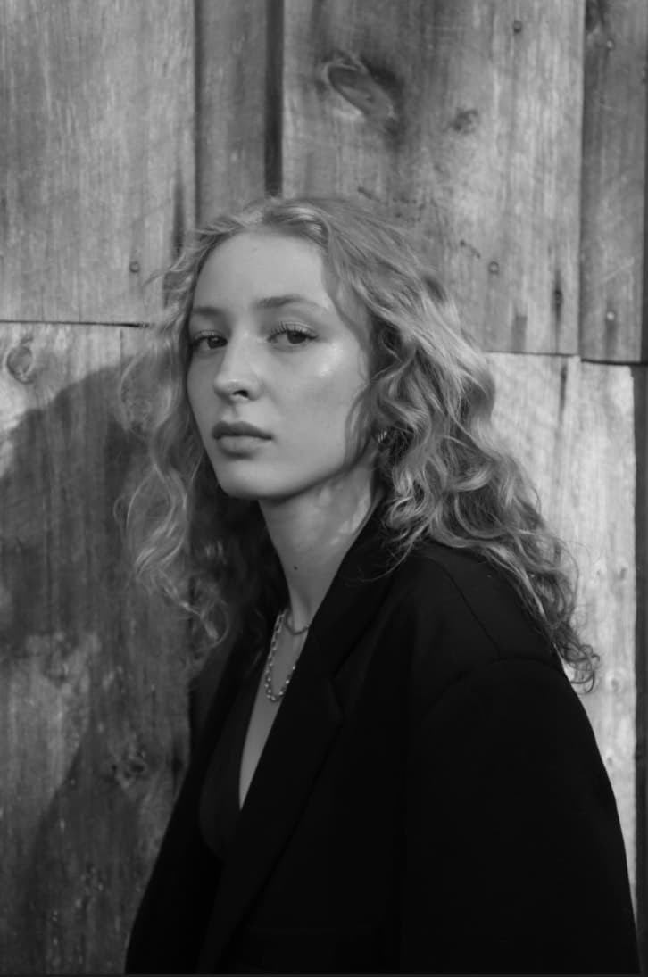 A Young Visionary from Woodstock: Lucinda Jennings Steps Into Her Sound